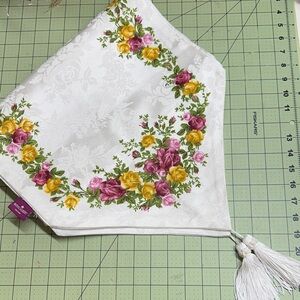 Royal Albert England country roses 85”Country Rose Table Runner great condition